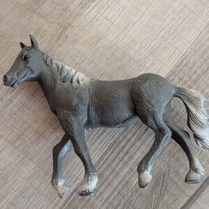 Greenbrier International Plastic Horse 4.4x 5.5" Grey White Tail